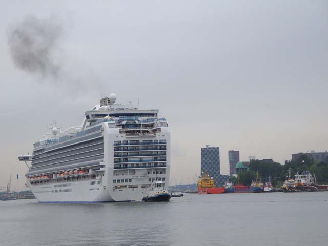 Cruiseschip ms Crown Princess aan de Cruise Terminal Rotterdam